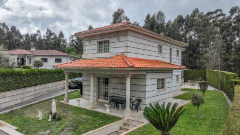 Moradia individual T5 com piscina em Medelo, Fafe