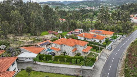 Moradia individual T5 com piscina em Medelo, Fafe