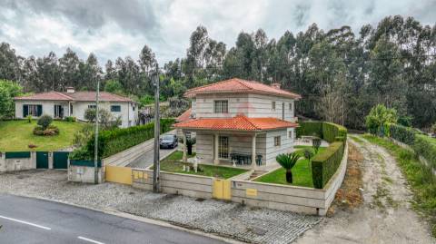 Moradia individual T5 com piscina em Medelo, Fafe