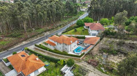 Moradia individual T5 com piscina em Medelo, Fafe