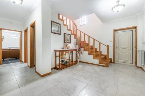 Moradia individual T5 com piscina em Medelo, Fafe