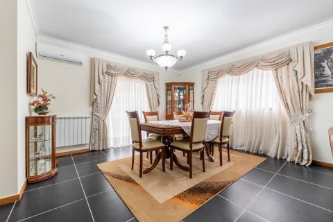 Moradia individual T5 com piscina em Medelo, Fafe