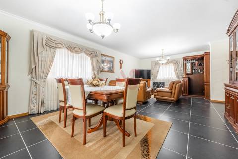 Moradia individual T5 com piscina em Medelo, Fafe