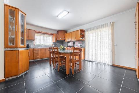 Moradia individual T5 com piscina em Medelo, Fafe