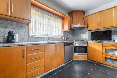 Moradia individual T5 com piscina em Medelo, Fafe