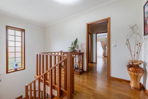 Moradia individual T5 com piscina em Medelo, Fafe