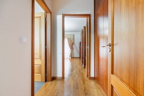 Moradia individual T5 com piscina em Medelo, Fafe