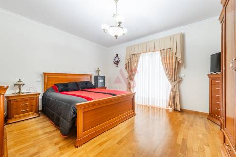 Moradia individual T5 com piscina em Medelo, Fafe