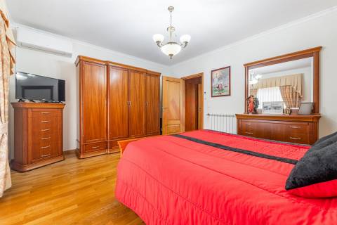 Moradia individual T5 com piscina em Medelo, Fafe