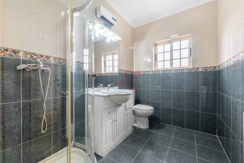 Moradia individual T5 com piscina em Medelo, Fafe