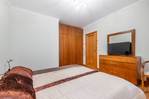 Moradia individual T5 com piscina em Medelo, Fafe