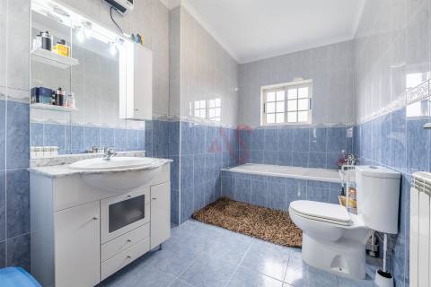 Moradia individual T5 com piscina em Medelo, Fafe