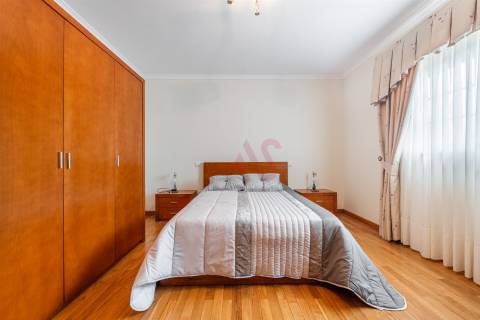 Moradia individual T5 com piscina em Medelo, Fafe