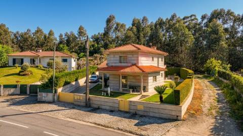Moradia individual T5 com piscina em Medelo, Fafe