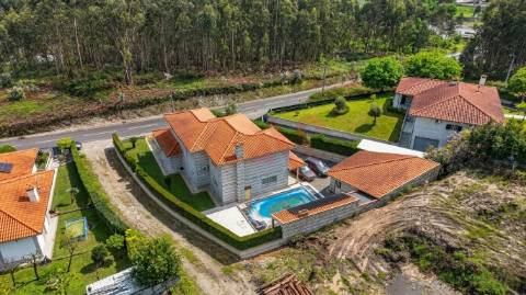 Moradia individual T5 com piscina em Medelo, Fafe