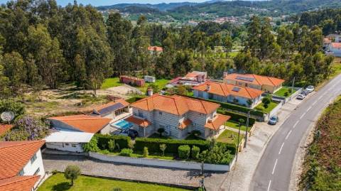 Moradia individual T5 com piscina em Medelo, Fafe
