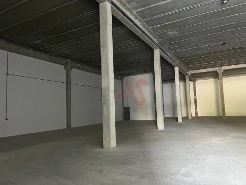 Pavilhão com licença para indústria em S. Martinho do Campo junto à VIM