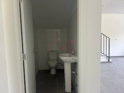 Pavilhão com licença para indústria em S. Martinho do Campo junto à VIM