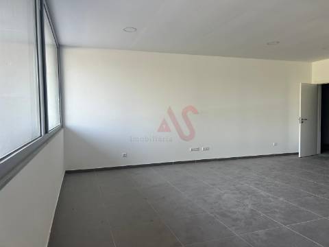 Pavilhão com licença para indústria em S. Martinho do Campo junto à VIM