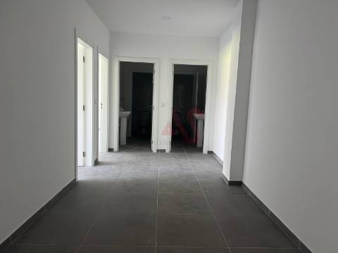 Pavilhão com licença para indústria em S. Martinho do Campo junto à VIM