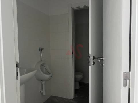 Pavilhão com licença para indústria em S. Martinho do Campo junto à VIM