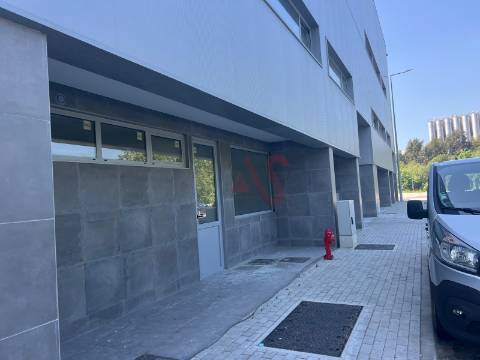 Pavilhão com licença para indústria em S. Martinho do Campo junto à VIM