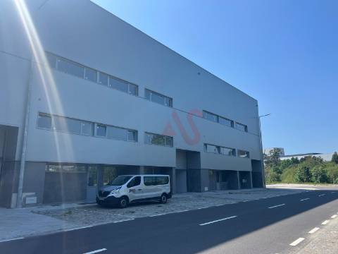 Pavilhão com licença para indústria em S. Martinho do Campo junto à VIM
