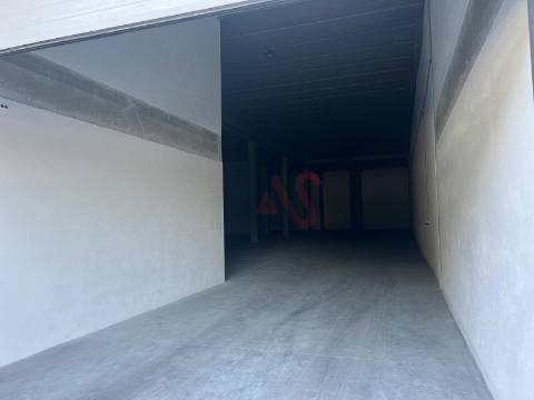 Pavilhão com licença para indústria em S. Martinho do Campo junto à VIM