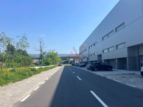 Pavilhão com licença para indústria em S. Martinho do Campo junto à VIM