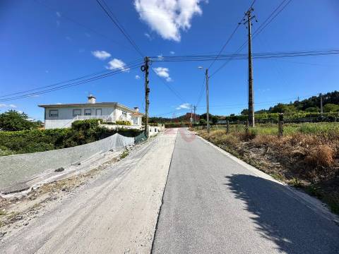 Terreno para construção com 800 m2 e projeto aprovado em Revinhade, Felgueiras