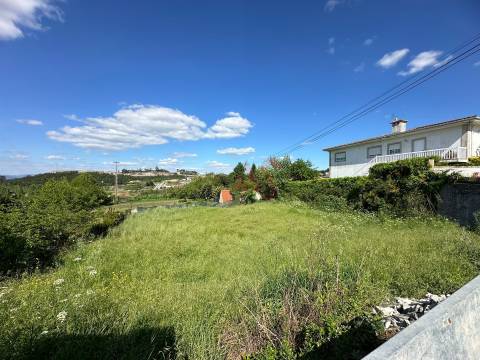 Terreno para construção com 800 m2 e projeto aprovado em Revinhade, Felgueiras