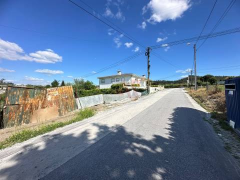 Terreno para construção com 800 m2 e projeto aprovado em Revinhade, Felgueiras