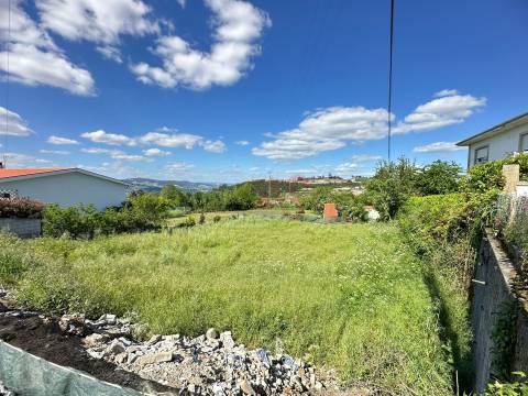 Terreno para construção com 800 m2 e projeto aprovado em Revinhade, Felgueiras