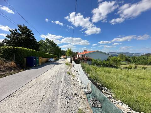 Terreno para construção com 800 m2 e projeto aprovado em Revinhade, Felgueiras