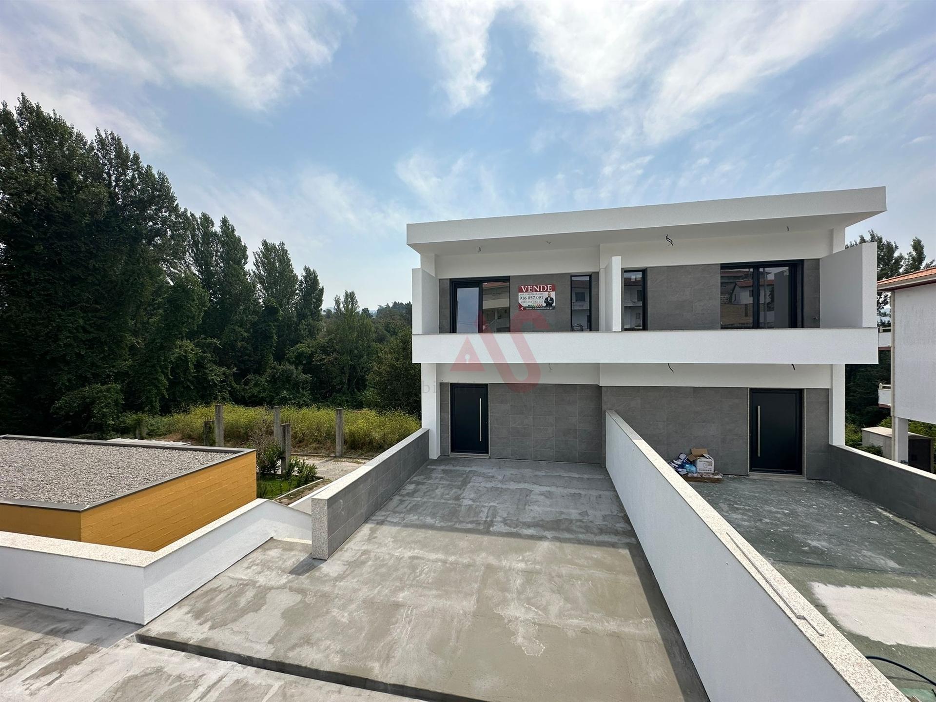Moradia Geminada T3 NOVA em Moreira de Cónegos, Guimarães