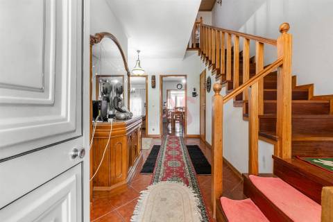 🏡 Moradia em Banda T3 + Armazém – Lustosa, Lousada