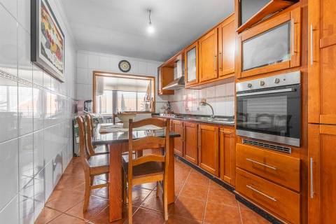 🏡 Moradia em Banda T3 + Armazém – Lustosa, Lousada