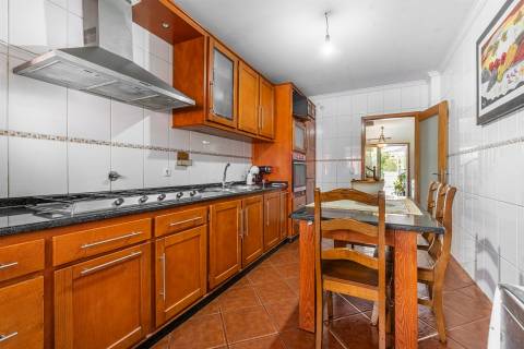 🏡 Moradia em Banda T3 + Armazém – Lustosa, Lousada