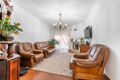 🏡 Moradia em Banda T3 + Armazém – Lustosa, Lousada