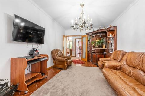 🏡 Moradia em Banda T3 + Armazém – Lustosa, Lousada