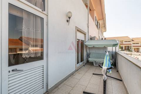 🏡 Moradia em Banda T3 + Armazém – Lustosa, Lousada