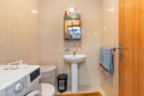 🏡 Moradia em Banda T3 + Armazém – Lustosa, Lousada