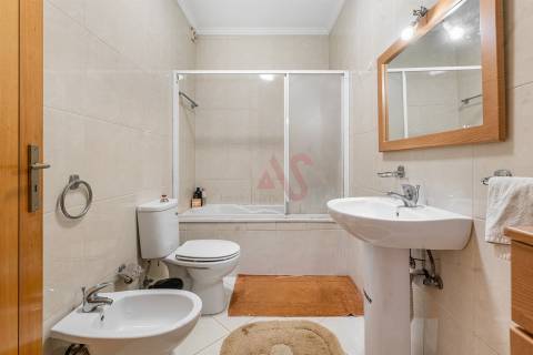 🏡 Moradia em Banda T3 + Armazém – Lustosa, Lousada