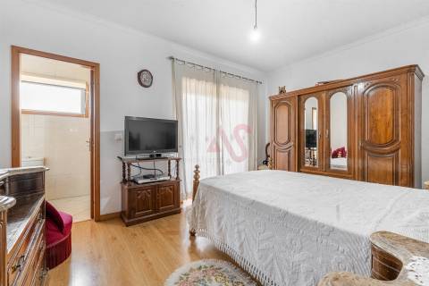 🏡 Moradia em Banda T3 + Armazém – Lustosa, Lousada