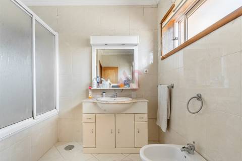 🏡 Moradia em Banda T3 + Armazém – Lustosa, Lousada