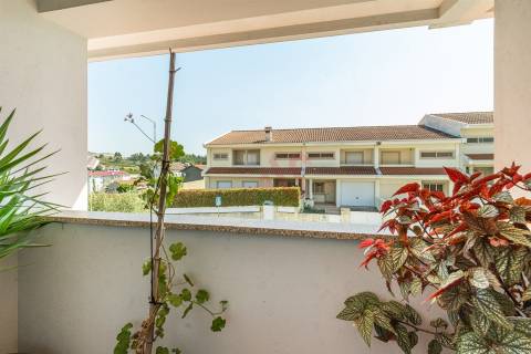 🏡 Moradia em Banda T3 + Armazém – Lustosa, Lousada