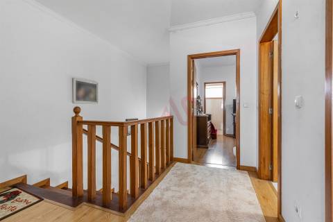 🏡 Moradia em Banda T3 + Armazém – Lustosa, Lousada