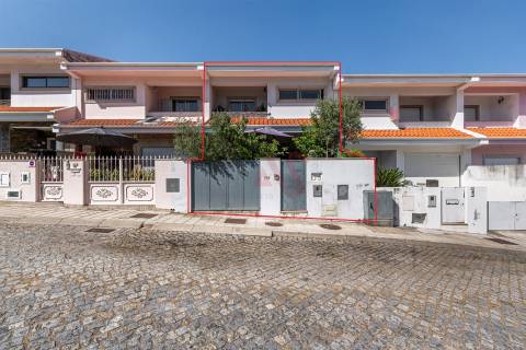 🏡 Moradia em Banda T3 + Armazém – Lustosa, Lousada