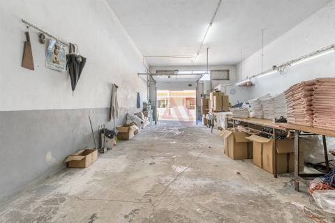 🏡 Moradia em Banda T3 + Armazém – Lustosa, Lousada