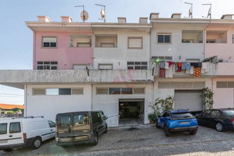 🏡 Moradia em Banda T3 + Armazém – Lustosa, Lousada